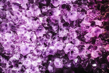 Naklejka premium Vibrant amethyst crystal cluster with rich purple hues and sharp geometric facets