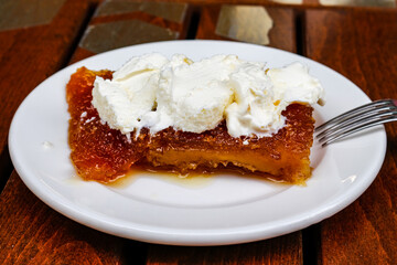 The creamy bread shredded wheat dessert from the syrup dessert group is a ready-to-eat snack with its baked presentation.