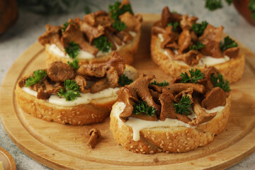 Svamptoast sandwich - a traditional dish of Sweden, open sandwiches with chanterelle mushrooms	