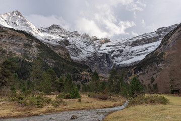 Naklejka premium Cirque de Garvarnie with an autumn snowfall