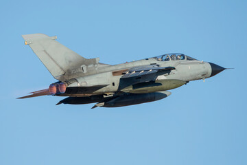Avi&oacute;n de combate despegando a toda potencia