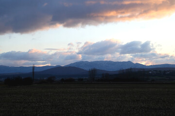 Obraz premium Sunset over the field in Sinj, Croatia. Empty, wintery landscape.