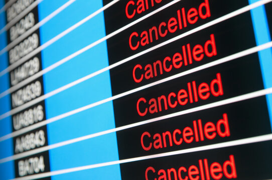 Airport flight information display system announcing cancelled flights