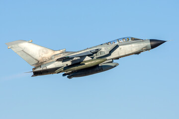 Avión de combate despegando a toda potencia