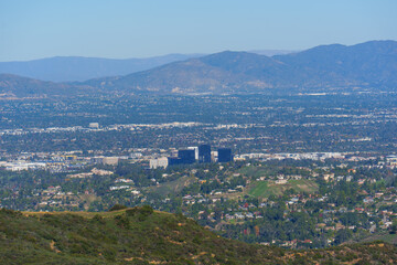 Obraz premium Panoramic Cityscape of Calabasas and Surrounding Valleys with Distant Mountains Under a Clear Sky