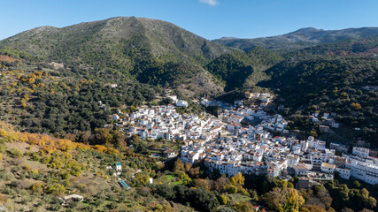 vista del municipio de Igualeja en la estaci&oacute;n del oto&ntilde;o en el valle del Genal, Andaluc&iacute;a	