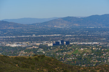 Obraz premium Expansive Urban Landscape of Calabasas and Distant Mountains on a Clear Day