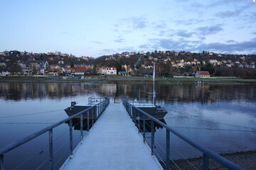 Schiffsanleger in der Elbe in Dresden