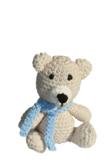 Petit ourson assis avec une écharpe bleue