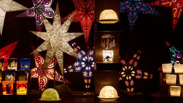 Weihnachtssterne an einen Stand auf einem Weihnachtsmarkt.