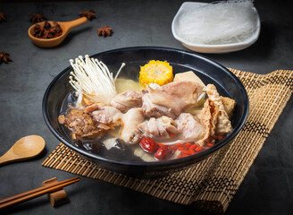 Sesame oil chicken hot pot, a nourishing blend of mushrooms, corn, and goji berries. Ideal for healthy, comforting meals