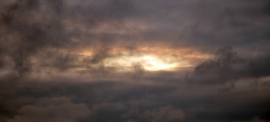 Loch in den Wolken &uuml;ber der Nordseek&uuml;ste in D&auml;nemark