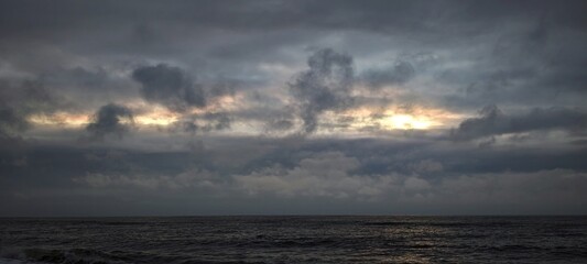 Wolkenloch im bedeckten Himmel &uuml;ber der Nordsee