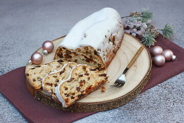 Christstollen oder Weihnachtsstollen: Traditioneller deutscher Weihnachtskuchen für die Weihnachts...