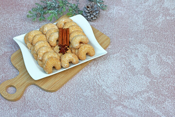 Frische Vanillekipferl mit Puderzucker für die Weihnachts und Adventszeit.