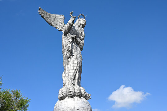 Die Heilige Maria mit Herz, Taube und einer Schlange an der Kette thront als Wahrzeichen  auf dem Panecillo &uuml;ber Quito. Die Statue ist &uuml;ber 40 Meter  hoch und besteht aus 7400 teilen aus Aluminium
