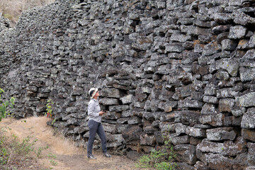 An der Mauer der Tränen. Die musste auf der Insel Isabela ohne jeden Sinn  aus Lavabrocken von ...
