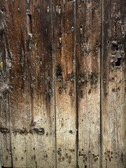 vieille porte en bois usée recouverte de clous pouvant servir d'arrière plan ou de texture
