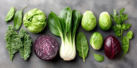 Variedad de hojas verdes y moradas en una mesa lista para preparar ensaladas o guisos en la cocina