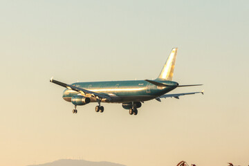 福岡空港へ着陸する朝の機体を捉えた風景