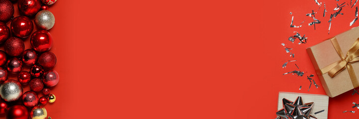 Naklejka premium Christmas balls and gift boxes on red background with space for text, top view. Greeting card design