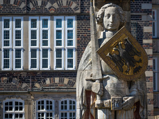 Obraz premium Der Bremer Roland vor dem Deutschen Haus in Bremen