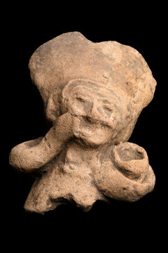 statuette pr&eacute;colombienne d'un homme arch&eacute;ologique en terre cuite sur fond noir