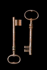 deux cl&eacute;s de porte ancienne sur fond noir