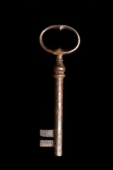 cl&eacute; de porte ancienne sur fond noir