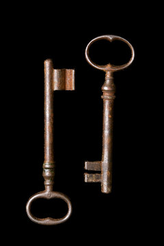 deux cl&eacute;s de porte ancienne sur fond noir