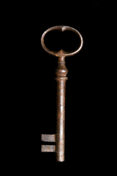 cl&eacute; de porte ancienne sur fond noir
