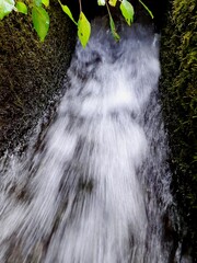 Piccolo canale di acqua impetuosa.