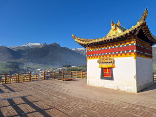 Naklejka premium Tibetan Buddhist Shrine with Golden Roof and Himalayas