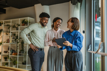 Obraz premium Business colleagues experiencing confusion looking at tablet problem
