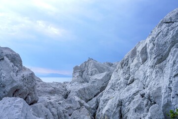 幻想的な空をバックに見る白崎海洋公園の巨大な真っ白な石灰岩の情景