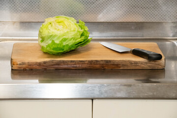 半分にカットされたレタス