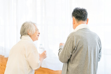 Obraz premium Senior men and women hydrating during exercise and training at nursing homes, day care centers, and sports gyms 