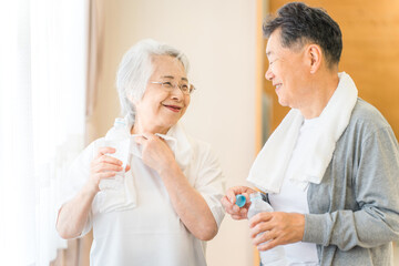 Senior men and women hydrating during exercise and training at nursing homes, day care centers, and sports gyms