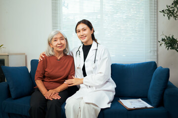 Obraz premium Smiling doctor providing elderly care at home visit