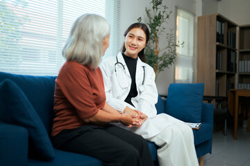 Obraz premium Doctor visiting senior patient providing healthcare consultation at home