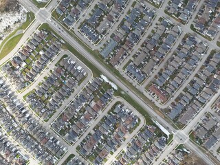 Aerial view of a typical North American suburb in winter - Vue a&eacute;rienne d'une banlieue typiquement nord-am&eacute;ricaine en hiver