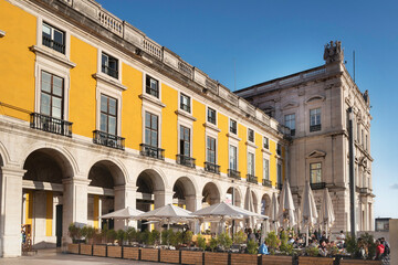 Obraz premium The Commerce Square's building at the largest in Europe, located on the banks of the Tagus River and famous for the Augusta Street Arc, the equestrian statue of King José I. Lisbon, 2023