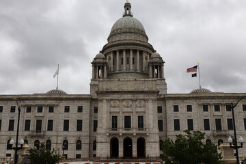 Obraz premium Front view of classical capitol building with dome and American flag