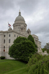 Naklejka premium Capitol dome building partially framed by trees