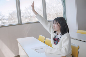 手を上げる学生