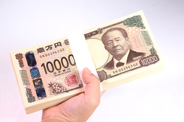 札束を持つ子どもの手