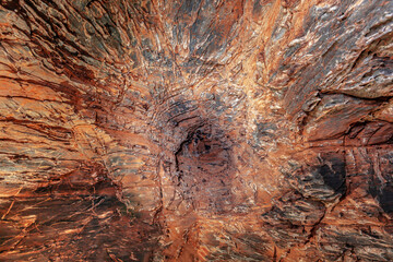 Obraz premium The layering of rocks within the cave may contain gold ore.