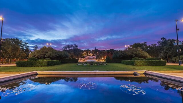 Amanecer en el parque grande de zaragoza con reflejo de nubes en lago en jardines