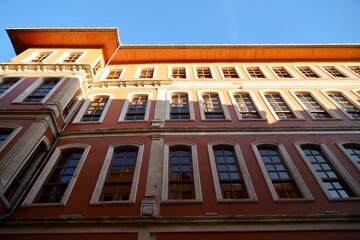 Obraz premium the facade of the old building covered with many windows