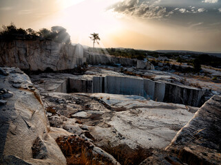 Amanece en la cantera de granito